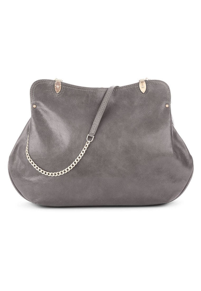 Borsa a tracolla in pelle grigia con forma curva, dettagli in metallo e una tracolla a catena removibile. Texture liscia con una finitura lucida.