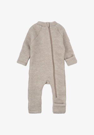 Smėlio spalvos flioso kombinezonas su ilgomis rankovėmis, priekiu užtrauktuku ir užsegamais kulkšnies galais. Minkšta tekstūra, paprastas dizainas, be matomų raštų ar puošmenų.