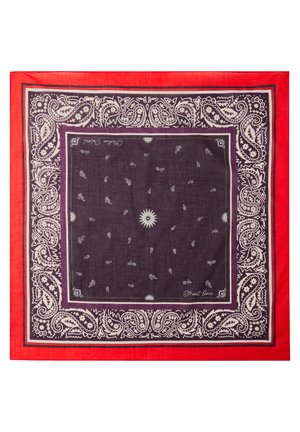 Kwadratowa bandana z czerwonym zewnętrznym obramowaniem, wewnętrzną ciemnofioletową częścią, białymi wzorami paisley i kwiatowymi, oraz małymi, rozproszonymi motywami na całej powierzchni.
