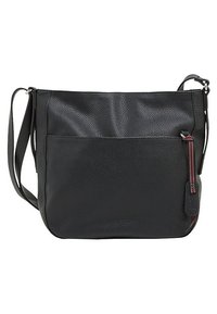 Mustakasi olkahihnallinen laukku, jossa on teksturoitu pinta, säädettävä hihna ja ulkopuolinen vetoketjukiintiö punaisella yksityiskohdalla. Yksinkertainen, käytännöllinen muotoilu.