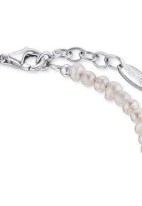 Bracciale d'argento con piccole perle bianche iridescenti, collegate da una catena con chiusura a granchio e un piccolo tag inciso.