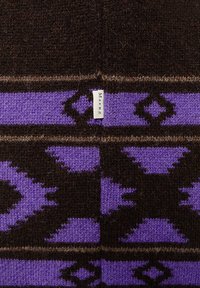 Sciarpa lavorata a maglia con base marrone e motivi geometrici viola. Include un piccolo etichetta bianca con "MAIER" cucita di lato.
