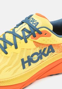 HOKA CHALLENGER 7 - Běžecké boty do terénu - lemonade/squash