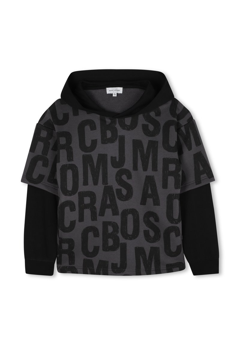 Grijze en zwarte hoodie met een groot tekstpatroon in het zwart, korte mouwen en een contrasterende zwarte capuchon. Zachte stof, relaxte pasvorm.