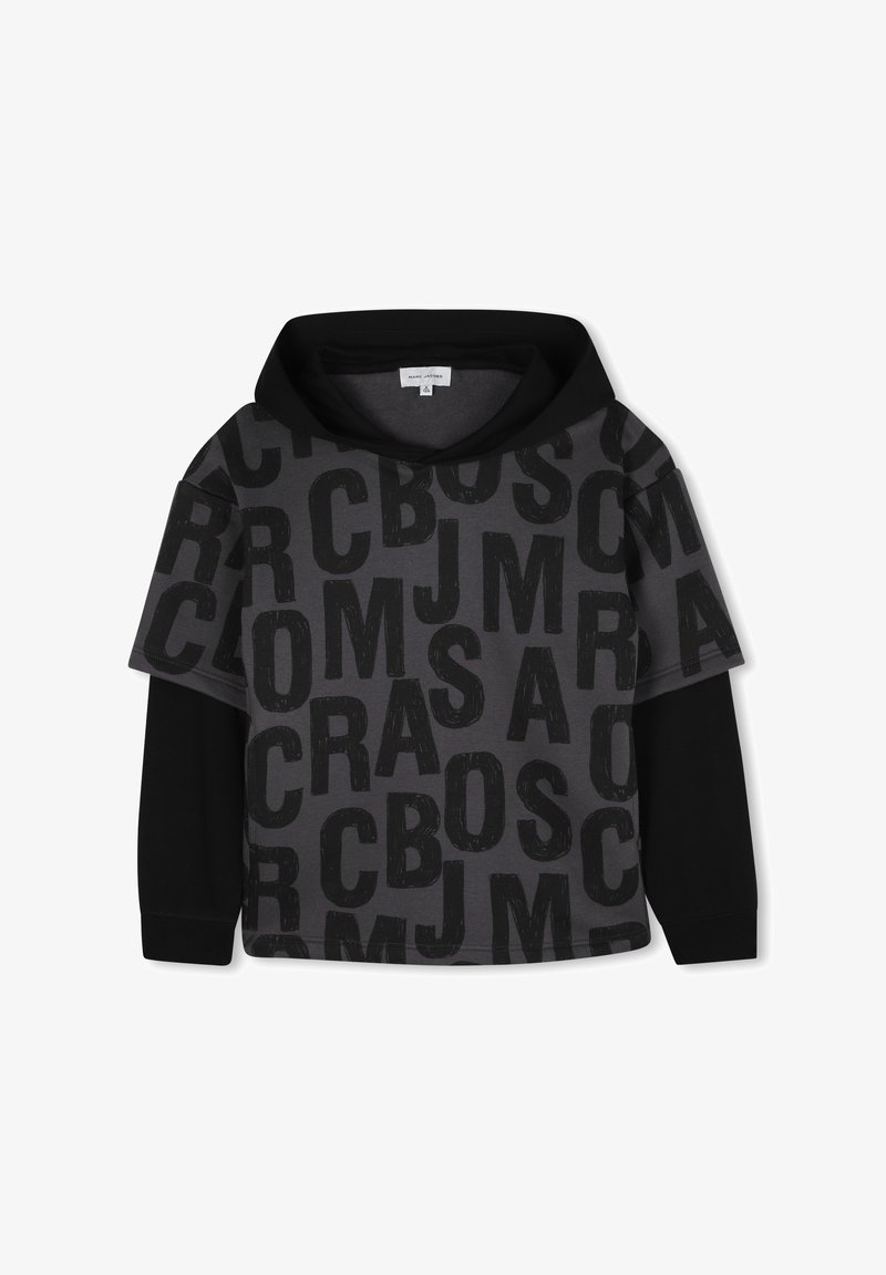 Szara i czarna bluza z kapturem z dużym czarnym wzorem tekstowym, krótkie rękawy i kontrastowy czarny kaptur. Miękka tkanina, luźny krój.