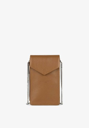 Bruine leren schoudertas met klepsluiting, gestructureerd oppervlak en een zilveren kettingriem. Rectangulaire vorm met een minimalistisch ontwerp.