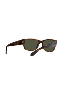 Occhiali da sole tartaruga con lenti verde scuro, montatura leggermente rettangolare e una superficie liscia. Presentano un accento metallico sulle asticelle.