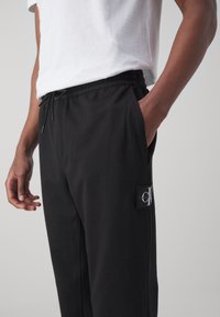 Calvin Klein Jeans TECHNICAL BADGE PANT - Joggebukse - black