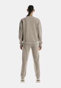 On CLUB CREW - Sweatshirt - desert