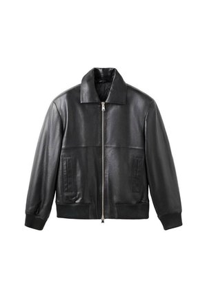 Chaqueta bomber de cuero negro con cierre de cremallera en el frente, gran cuello, bolsillos laterales, puños y dobladillo acanalados, textura suave y diseño ajustado.