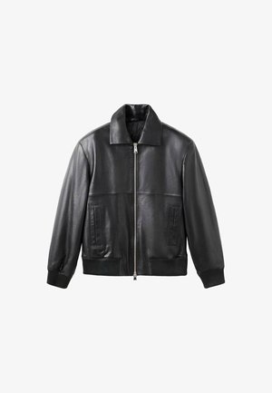 Chaqueta bomber de cuero negro con cierre de cremallera en el frente, gran cuello, bolsillos laterales, puños y dobladillo acanalados, textura suave y diseño ajustado.