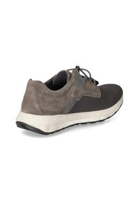 Graue Sneakers aus einer Mischung von Wildleder und Mesh-Materialien, mit einer gepolsterten Sohle und einer schwarzen Gummisohle mit strukturierten Details.