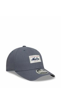 Graue Kappe mit flachem Schirm, gesticktem Logopatch in Weiß und Marineblau, Stofftextur und Belüftungsöffnungen auf der Krone.
