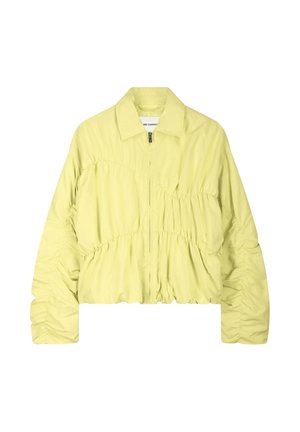 Lichtgele cropped jas met gerimpelde details, ritssluiting aan de voorkant en klassieke kraag, weergegeven op een witte achtergrond.