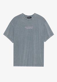 Pilkas trumpomis rankovėmis T-palana, pagaminta iš švelnios medžiagos. Ant jos siuvinėtas rožinis užrašas: "NESEK MANĘ, AŠ TAIP PAT PASIŠALDŽIUS". Apvalus kaklo iškirpimas.