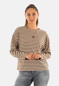 Camicia a maniche lunghe a righe in marrone chiaro e beige, con colletto tondo, vestibilità rilassata e un piccolo logo sul petto.