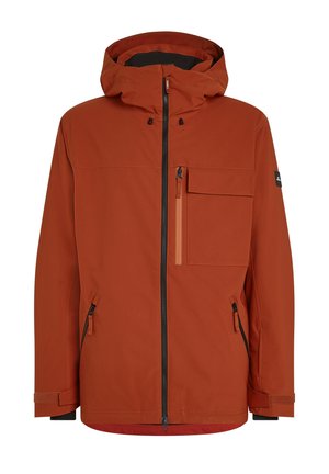 Rote Outdoor-Jacke mit Kapuze, ausgestattet mit einem Frontreißverschluss, mehreren Reißverschlusstaschen und verstellbaren Ärmelbündchen. Glattes, wasserabweisendes Material.