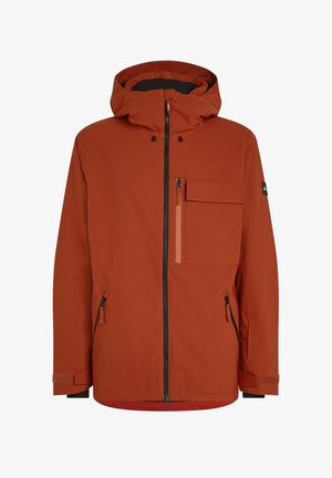 Rote Outdoor-Jacke mit Kapuze, ausgestattet mit einem Frontreißverschluss, mehreren Reißverschlusstaschen und verstellbaren Ärmelbündchen. Glattes, wasserabweisendes Material.