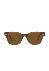 Occhiali da sole a forma di occhio di gatto marroni con montatura trasparente marrone, dotati di lenti oscurate e dettagli in metallo argentato. Logo Ray-Ban visibile sulla montatura.