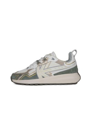 Low-Top-Sneaker mit weißen, beigen und grünen Einsätzen, weißen Schnürsenkeln, Logodetail an der Seite und dicker beiger Sohle auf weißem Hintergrund.