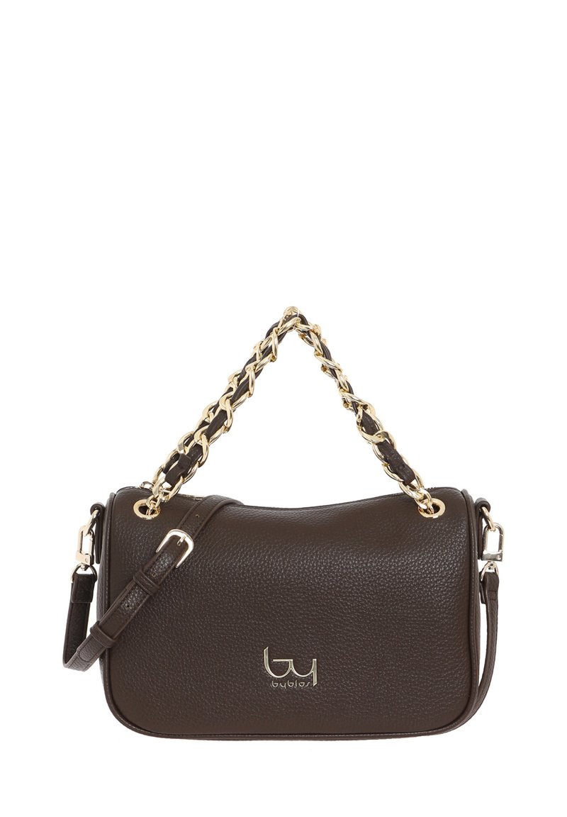 Borsa a tracolla in pelle marrone con superficie testurizzata, accentuazione in catena dorata, tracolla regolabile e dettaglio del logo sulla parte frontale. Forma compatta e rettangolare.