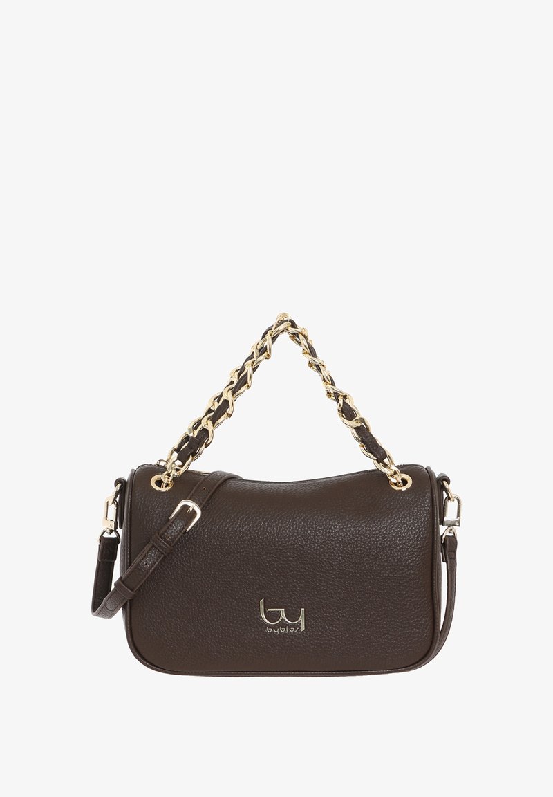 Borsa a tracolla in pelle marrone con superficie testurizzata, accentuazione in catena dorata, tracolla regolabile e dettaglio del logo sulla parte frontale. Forma compatta e rettangolare.