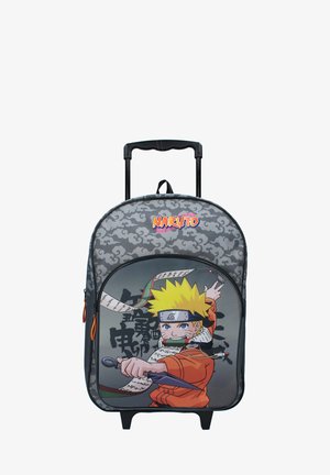 Rullende rygsæk med et Naruto-grafikdesign på en grå camouflage-baggrund, med livlige farver og et teleskophåndtag.