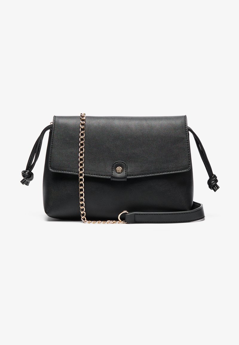Clutch in pelle sintetica nera con pattina pieghevole, tracolla in metallo dorato e lunghezza regolabile. Presenta un dettaglio a nodo sui lati.
