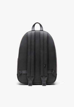 Batoh z tmavě šedé látky se zaobleným tvarem. Obsahuje polstrované ramenní popruhy, horní ucho a výrazné švy na zadní straně.