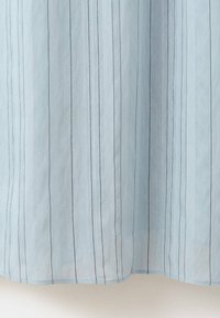 Tissu bleu clair avec de fines rayures noires verticales et des plis d'ombre subtils.