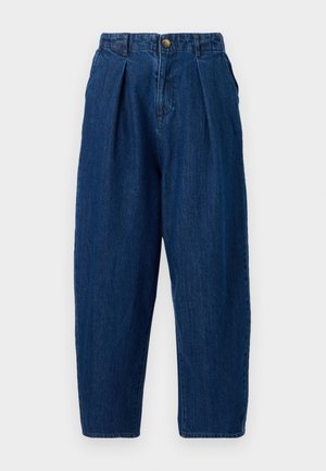 Pantalons en denim bleu foncé avec une coupe décontractée, présentant des plis à l'avant, une fermeture à bouton et des jambes fuselées.
