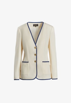Blazer color crema con ribetes en azul marino, con escote en V, cuatro botones dorados y dos bolsillos frontales. Textura suave y diseño ajustado.