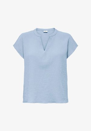 Blusa a maniche corte celeste con tessuto strutturato e scollo a spacco su sfondo bianco.