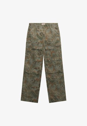 Spodnie cargo w kamuflażu w odcieniach zieleni i brązu, z wieloma kieszeniami, prostym krojem i trwałego materiału.