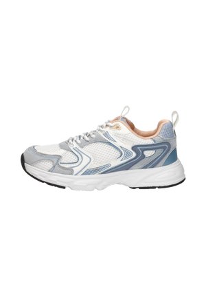 Witte en lichtblauwe atletische sneaker met een bovenwerk van mesh, vetersluiting, gevoerde kraag en dikke witte zool met een zwarte profielzool.
