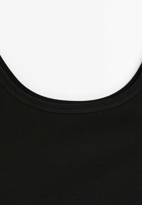 Canotta nera con scollo rotondo e una texture liscia e a costine. Il tessuto appare elastico e aderente.