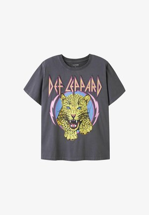 Šedé bavlněné tričko s kulatým výstřihem, ozdobené barevným leopardím grafickým motivem a textem "DEF LEPPARD" napsaným tučným, úhlovým písmem.