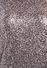 Tessuto in paillettes in una miscela di tonalità metalliche taupe e argento, caratterizzato da una superficie testurizzata e scintillante e da paillettes circolari densamente sistemate.