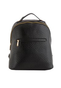 Mochila de cuero negro con superficie texturada, un zipper dorado y un bolsillo frontal. Cuenta con un asa en la parte superior y correas ajustables.