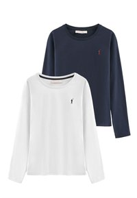 Due magliette a maniche lunghe: una bianca con un piccolo logo nero, l'altra blu scuro con un piccolo logo rosso. Entrambe hanno scollature rotonde e un tessuto morbido.