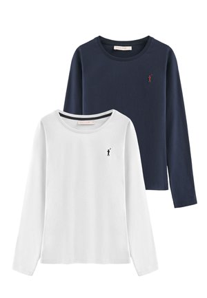 Due magliette a maniche lunghe: una bianca con un piccolo logo nero, l'altra blu scuro con un piccolo logo rosso. Entrambe hanno scollature rotonde e un tessuto morbido.