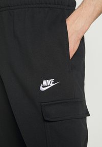 Nike Sportswear CLUB PANT - Pantalon de survêtement - black/white