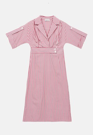 Pruhované šaty s širokými rukávy, límcem a páskem v oblasti pasu se zapínáním na knoflíky. Barvy jsou růžová a bílá s vertikálními pruhy.