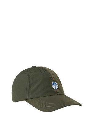 Cappello verde oliva con corona arrotondata, visiera rigida e cuciture bianche. Presenta un patch circolare blu con "N" e "S" sul davanti.