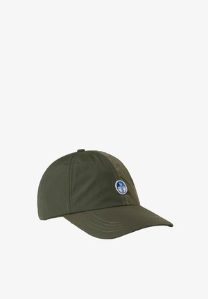 Cappello verde oliva con corona arrotondata, visiera rigida e cuciture bianche. Presenta un patch circolare blu con "N" e "S" sul davanti.