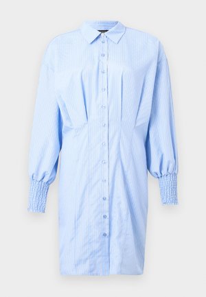 Svetlomodré šaty-košeľa s dlhým rukávom s tenkými bielymi vertikálnymi pruhmi, zapínaním na gombíky na prednej strane, nazberanými manžetami a špicatým golierom.