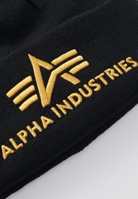 Alpha Industries BEANIE UNISEX - Pletena kapa - black/yellow gold