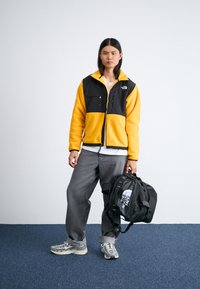 The North Face M RETRO DENALI JACKET - Fleecejacka - summit gold/black