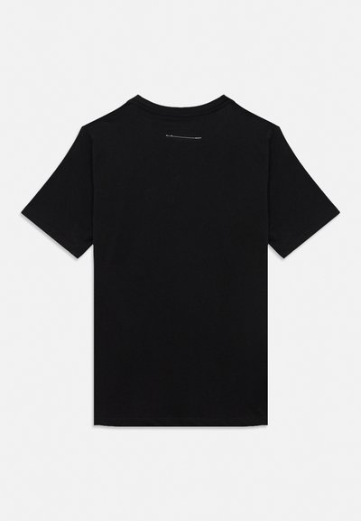 Zwarte T-shirt met korte mouwen, gezien van achteren, met een klein horizontaal wit stikseldetail vlak bij de halslijn.