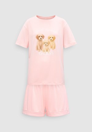 Világos rózsaszín rövid ujjú felső és rövidnadrág szett három kiskutyával, valamint "Édes álmokat" és "GUESS" felirattal a felső elején.